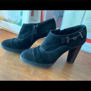 Tod's Suede Ankle Boots - size 41
•   Black
•   Block Heels
•   Side Zip Closure